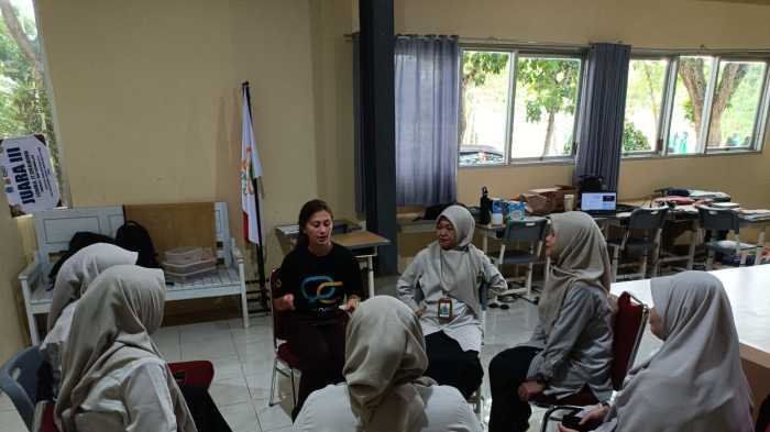 Native Speaker Amerika Bangun Kepercayaan Diri Siswa Athirah Bone Berbahasa Inggris