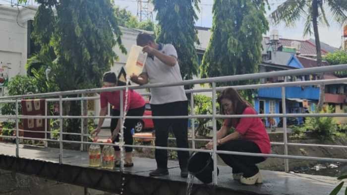 Umat Buddha Sulawesi Selatan Tuang 1.500 Liter Eco-Enzyme di Kanal Makassar, Gaungkan Kepedulian Lingkungan Saat Waisak