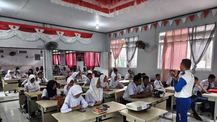 Asmo Sulsel Ajar Siswa  SMKN 40 Makassar Berkendara Aman