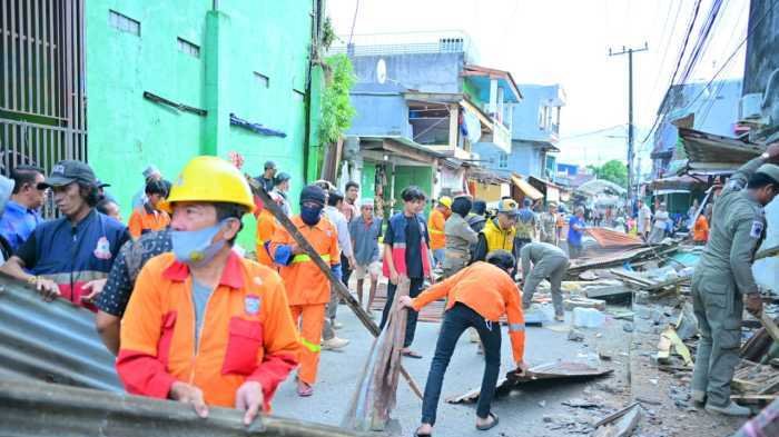 Pemkot Makassar Tertibkan Lapak PKL di Atas Drainase, Lima Bangunan Semi Permanen Dibongkar