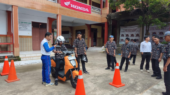 Asmo Sulsel Ajak Siswa SMK Tri Tunggal 45 Makassar Coba Langsung Motor Listrik Honda Icon-e 