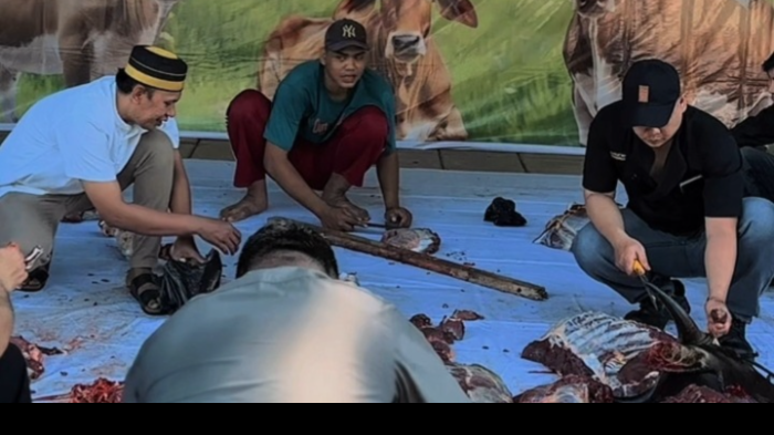 MaxOne Hotel Makassar Gelar Sholat Id dan Salurkan 280 Paket Daging Kurban untuk Warga
