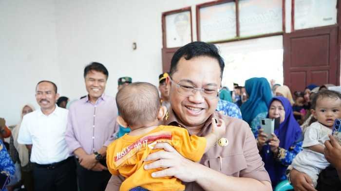 Sisihkan Gaji Pribadi, Wabup Gowa Salurkan 200 Paket Makanan Bergizi untuk Keluarga Berisiko Stunting 