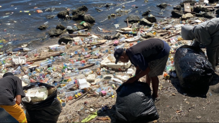 Sampah Viral di Pantai Losari Dibersihkan, Camat Ujung Pandang Bantah Ada Petugas yang Buang ke Laut