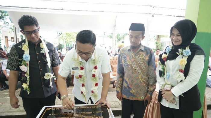 Bersama Ketua TP PKK Gowa, Wakil Bupati Resmikan Masjid Nurul Ilmi SMAN 10 
