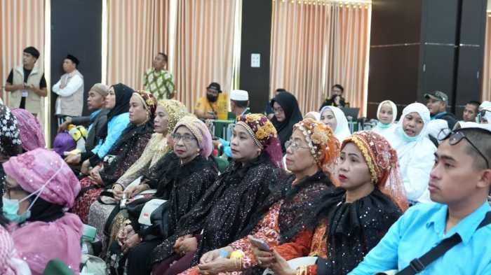 Wali Kota Makassar Dampingi Menhaj RI Sambut Kepulangan Jemaah Haji Kloter 17 di Makassar