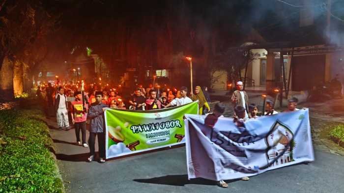 Pawai Obor Warga Bukit Baruga Warnai Perayaan Tahun Baru Islam