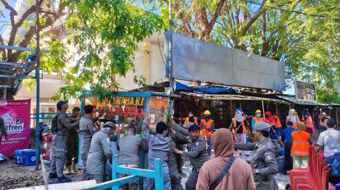 19 Lapak Pedagang Kelapa Benteng Rotterdam Akhirnya Dibongkar, Direlokasi ke Pasar Baru