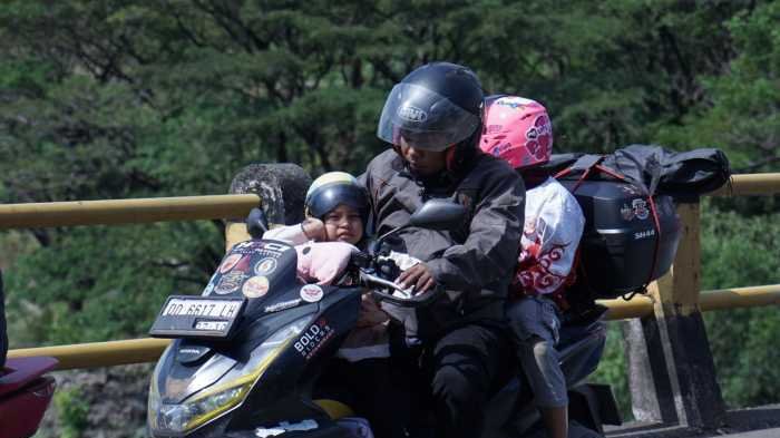 Mau Liburan Naik Motor Bersama Anak? Terapkan Tips Keselamatan Ini
