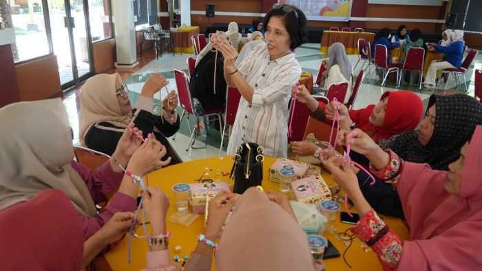 GMTD Bekali Ibu dari Anak Down Syndrome Keterampilan Kerajinan Bernilai Ekonomi Lewat Tabung Karya Vol. 4