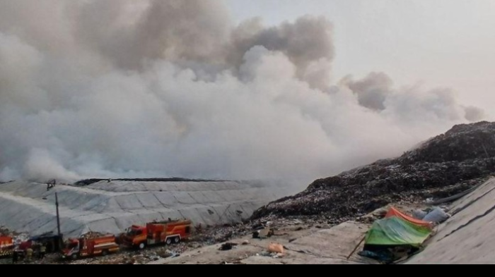 Ratusan Warga Terjangkit ISPA akibat Asap Kebakaran TPA Jatiwaringin, Dua Helikopter Water Bombing Dikerahkan