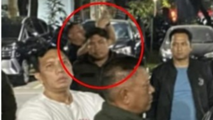 Sosok Misterius Ikut Rombongan Pria Berambut Cepak ke Polda Metro Jadi Sorotan