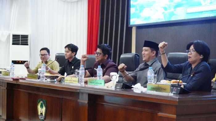 Perkuat Sinergitas DPRD - Pemkab, Wabup Gowa dan Sekda Bersama Kepala OPD lkuti Rapat Paripurna hingga Tengah Malam