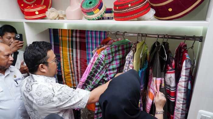 Bersama Ketua Dekranasda Gowa, Wakil Bupati Resmikan Galeri Mini Pusat Pembinaan Produk UMKM