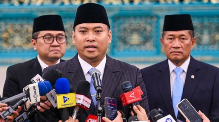 Bos BGN Tegur Pegawai Main HP Saat Rapat, Minta Dipindahkan ke Papua
