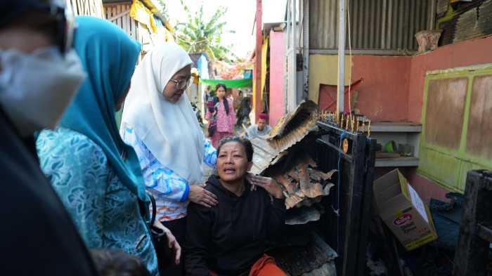 Melinda Aksa Kunjungi Korban Kebakaran Sultan Abdullah, Salurkan Bantuan dan Kuatkan Penyintas