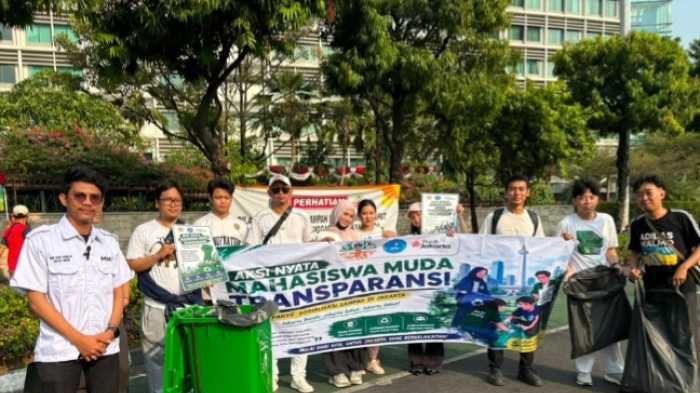 Mahasiswa Gelar 'Operasi Semut' di CFD Bundaran HI, Edukasi Warga Pilah Sampah