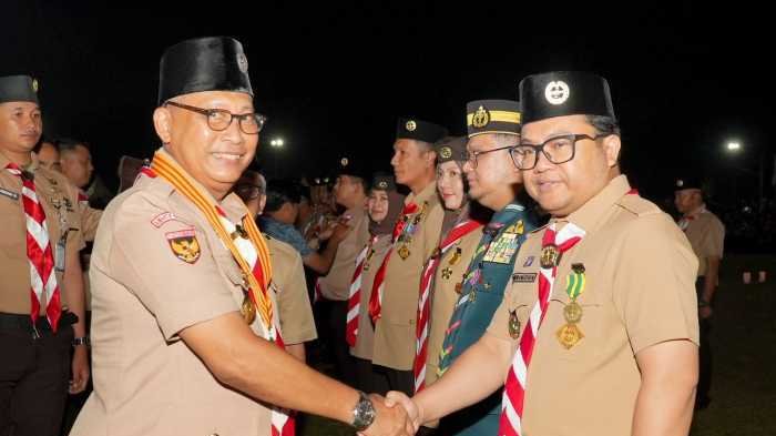 Wakil Bupati Gowa dan Ketua TP PKK Terima Lencana Pramuka di Jambore Nasional 