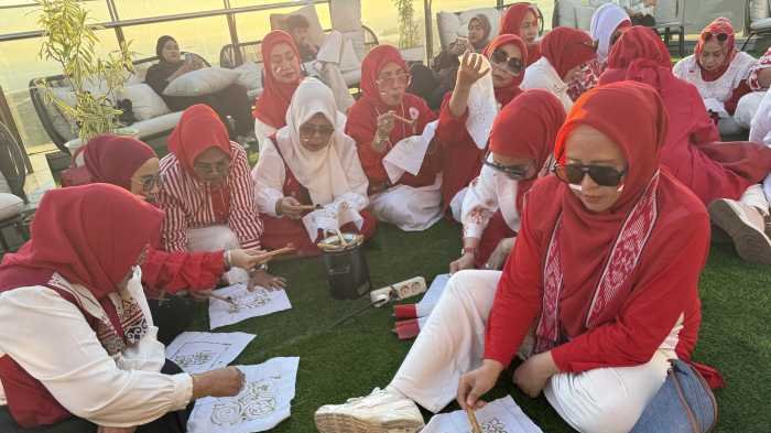 Jelang HUT Kemerdekaan, Hyatt Place Makassar Ajak Ibu-ibu FCC Lestarikan Batik Sambil Menikmati Sunset