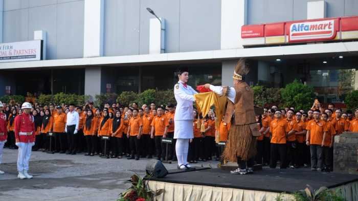 Pakai Baju Khas Papua, Anggiat SInaga Pimpin Upacara HUT ke-81 RI Hotel Claro Makassar