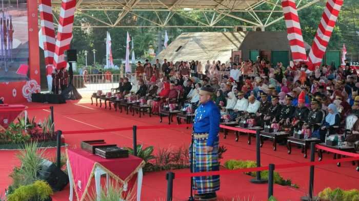 Munafri Kenakan Pakaian Adat Bugis, Formasi Stupa Borobudur Warnai Penurunan Bendera HUT RI ke-81 di Makassar