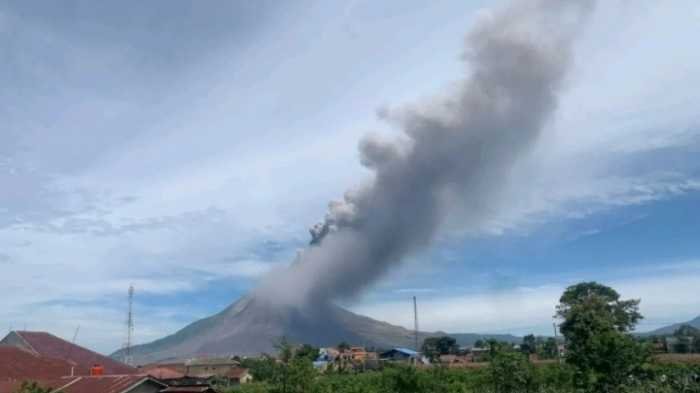 Gunung Sinabung di Karo Sumatera Utara Erupsi, Kolom Abu Capai 3.500 Meter