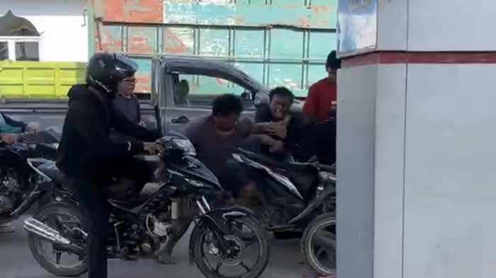 Viral Video Dua Pria Berkelahi Saat Antre BBM, Pertamina Ungkap Penyebabnya