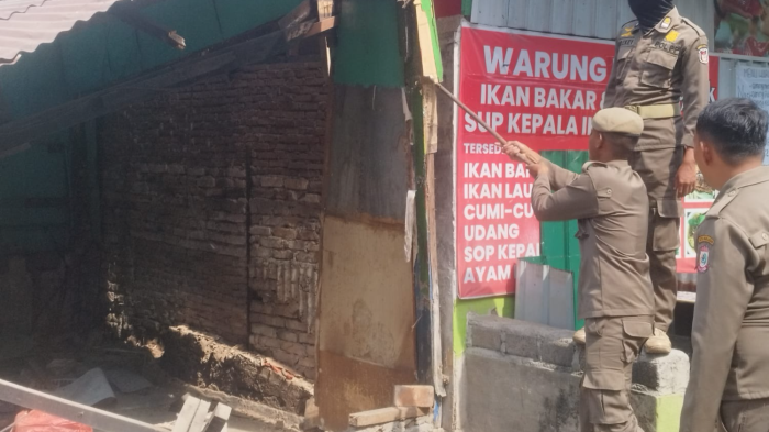 Setelah 20 Tahun Menempati Fasum, 10 Pedagang Jl Gunung Lompo Battang Ditertibkan