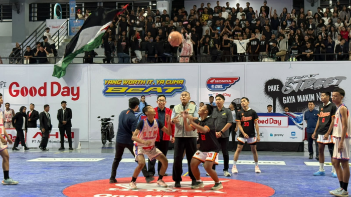 Wakil Ketua Umum I Koni Sulsel Resmi Buka Honda DBL 2026, Lakukan Tip Off di Pertandingan SMAN 11 Makassar Vs SMKN 5 Makassar