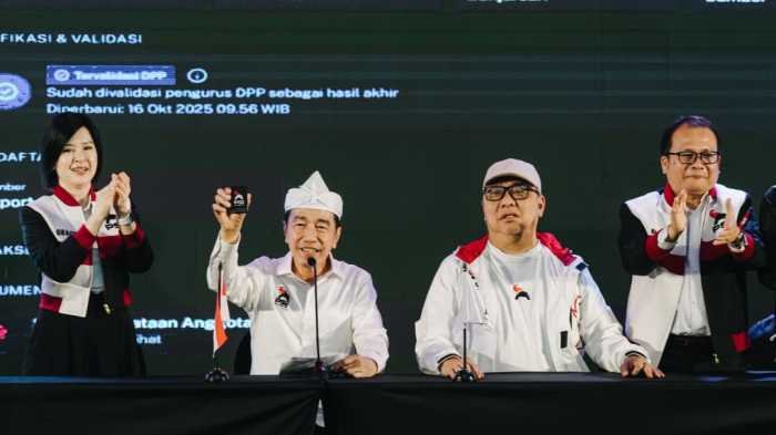 Resmi Jadi Kader PSI, Jokowi Tunjukkan KTA dan Minta Kader Tak Ragu Hadapi Pemilu 2029