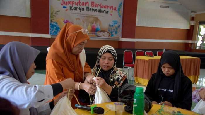 45 Perempuan Penyandang Disabilitas Belajar Batik Jumputan di Tabung Karya GMTD