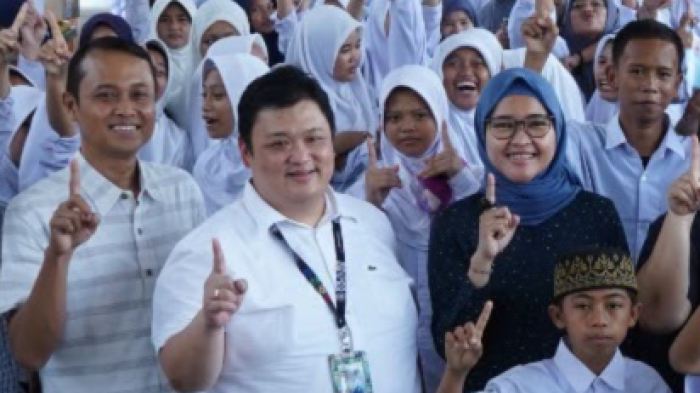 Asmo Sulsel Salurkan 70 Buku Bacaan untuk Siswa MA Bhayangkara Nurul Qamar